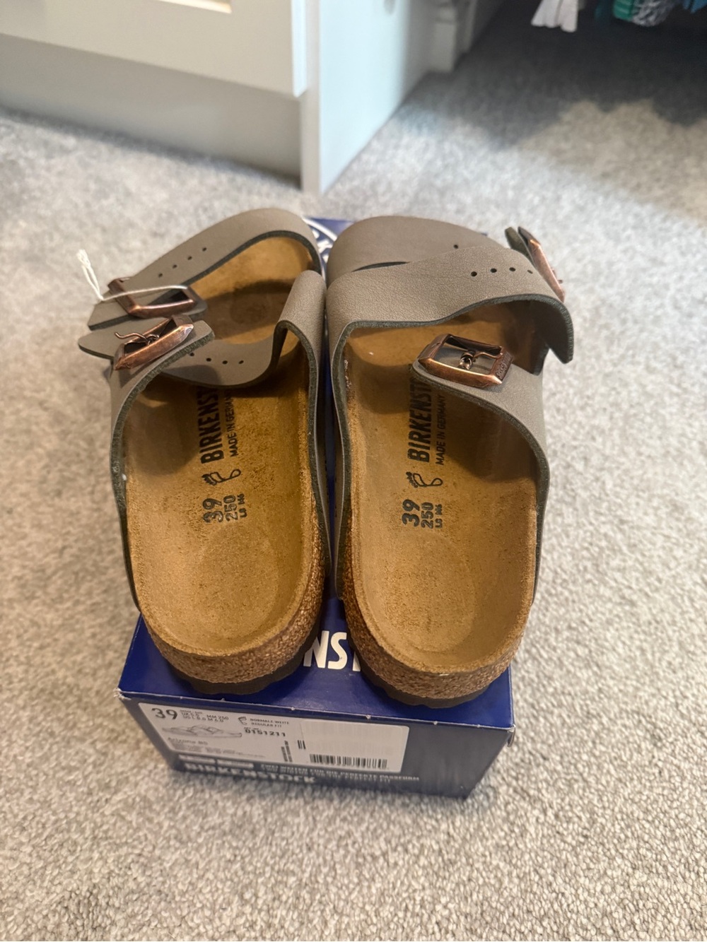 Birkenstock Arizona- Stone NWT Size 39- Regular/Wide - Picture 2 of 3